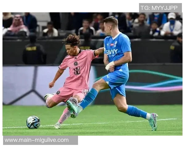 巴黎重返法甲榜首卢卡斯表示全队需继续努力实现更大目标