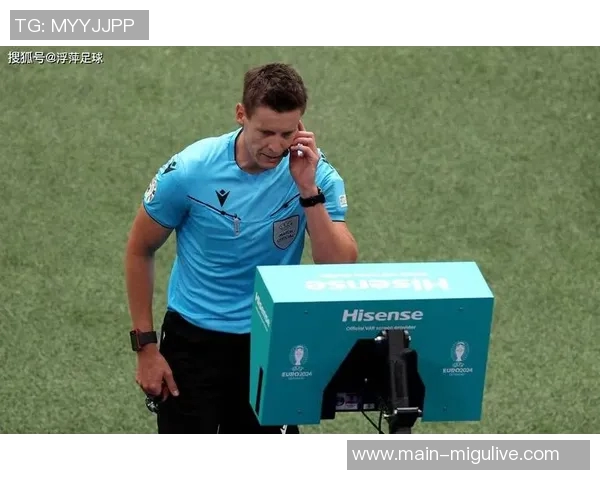 C罗与队友对达马克禁区内手球提出质疑裁判未判罚点球引发争议